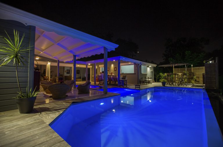 Villa bleu en Guadeloupe avec piscine éclairée et terrasse en bois