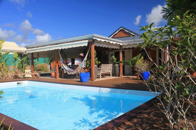 Villa guadeloupéenne en bois avec piscine