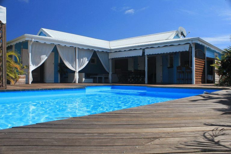Villa bleu en Guadeloupe avec piscine et terrasse
