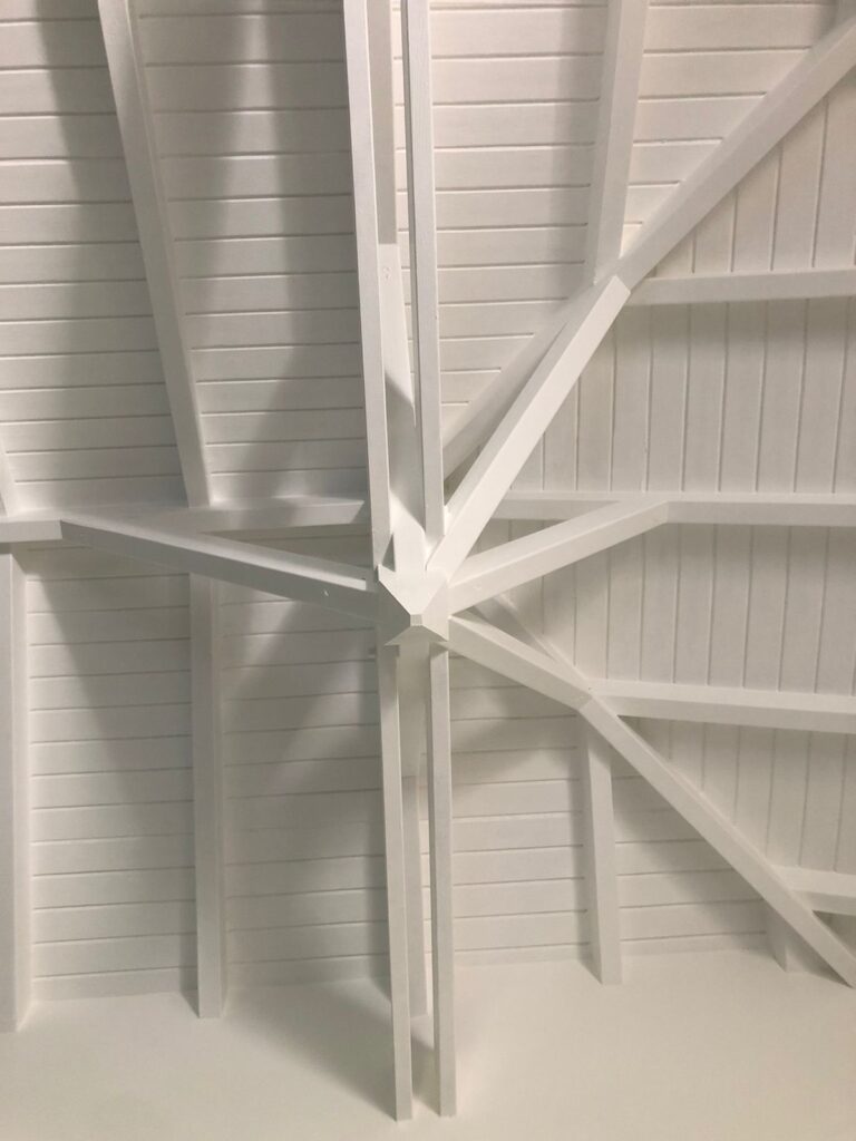 Plafond de maison en bois apparent